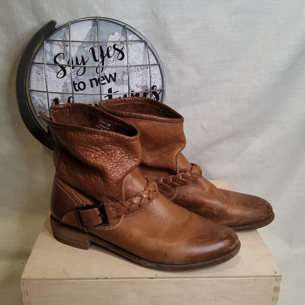 Blackstone brandy luggage leather pull on booties made in Indonesia 39 8 8.5 - Picture 2 of 6
